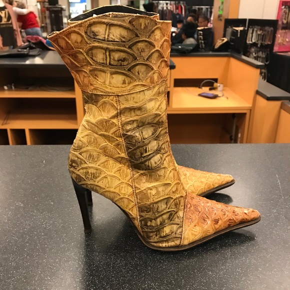 Women boots - Picture 2 of 2